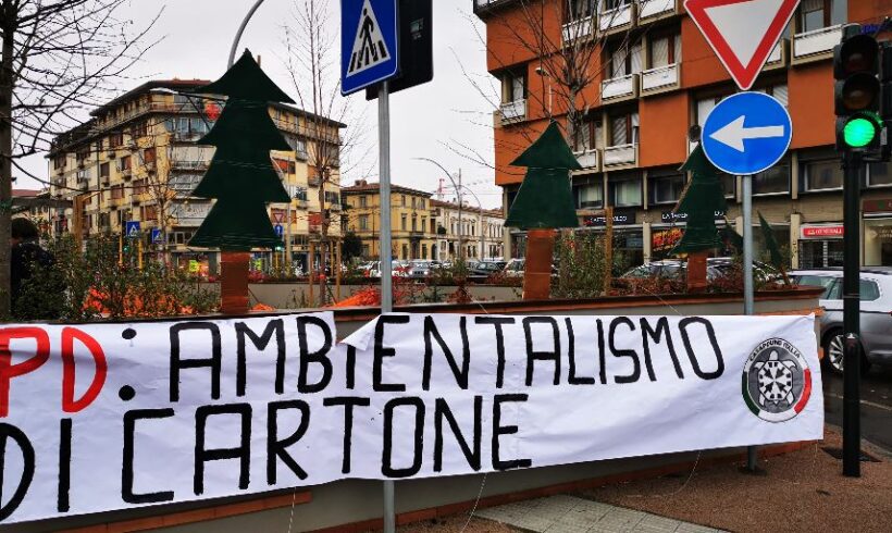 CasaPound pianta 8 alberi finti ed espone uno striscione con scritto “Pd: ambientalismo di cartone” CasaPound pianta 8 alberi finti ed espone uno striscione con scritto “Pd: ambientalismo di cartone”