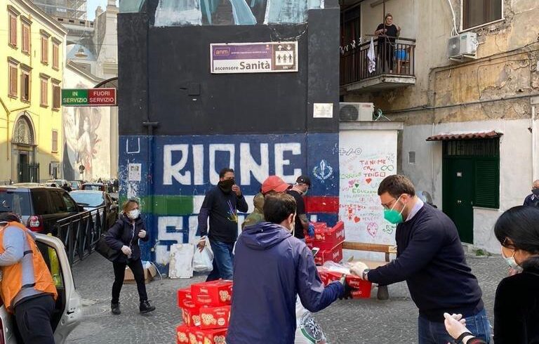 CasaPound Italia dona generi di prima necessità nel quartiere ‘Sanità’ di Napoli alle famiglie indigenti CasaPound Italia dona generi di prima necessità nel quartiere ‘Sanità’ di Napoli alle famiglie indigenti
