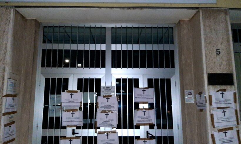 Morti aspettando la cassa integrazione – necrologi shock di CasaPound davanti alle sedi INPS Morti aspettando la cassa integrazione – necrologi shock di CasaPound davanti alle sedi INPS