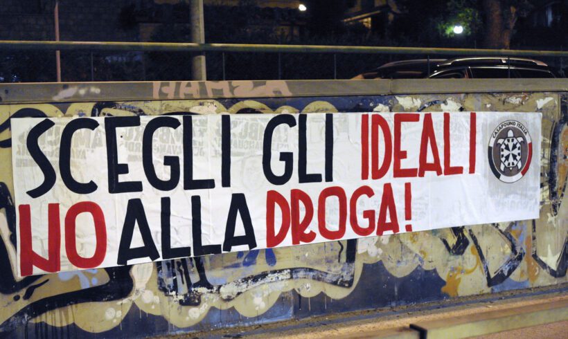 Segui gli ideali, No alla droga: striscioni di CasaPound Italia Terni contro la cultura della morte Segui gli ideali, No alla droga: striscioni di CasaPound Italia Terni contro la cultura della morte