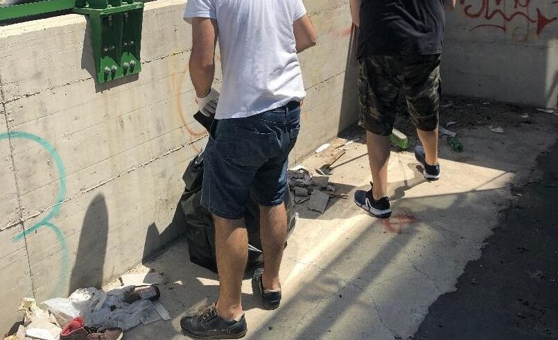 Bari, militanti CasaPound ripuliscono sottopassaggio da siringhe usate Bari, militanti CasaPound ripuliscono sottopassaggio da siringhe usate