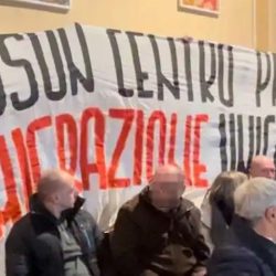 Luino, no al centro profughi: blitz nel consiglio comunale per la remigrazione