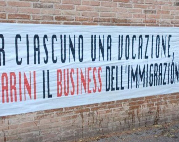 Rovigo, striscione contro la presentazione del libro di Casarini
