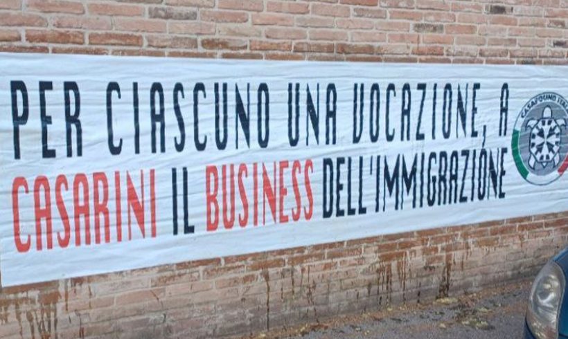 Rovigo, striscione contro la presentazione del libro di Casarini