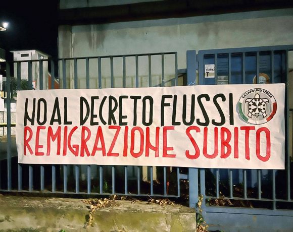 Decreto flussi, protesta CasaPound: striscioni in tutta Italia, “l’unica soluzione è la remigrazione”